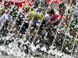 El pelotón avanza durante la 13ª etapa, de 198,5 kilómetros entre Muret y Rodez, durante la 102ª edición del Tour de Francia.