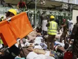Miembros de los servicios de emergencia se abren paso entre los cadáveres tras una avalancha de gente en La Meca en Arabia Saudí.