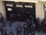 La Policía Nacional procede al desalojo de la casa okupa Ramiro Ledesma, en Madrid.