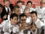 Los chefs espa&ntilde;oles con tres estrellas Michelin se hicieron un selfie en la gala 2015.