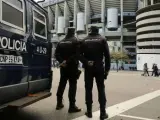 Dos agentes de Policía Nacional vigilan el entorno del Santiago Bernabéu.