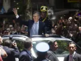 Mauricio Macri, ya investido presidente de Argentina, saluda a sus seguidores a su salida del Congreso camino de la Casa Rosada, donde recibi&oacute; el bast&oacute;n de mando y la banda presidencial.