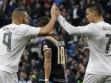 El delantero del Real Madrid Karim Benzema (i) celebra con su compañero, el defensa Cristiano Ronaldo.