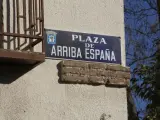 Placa identificativa de la plaza Arriba Espa&ntilde;a de Madrid.