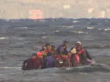Una embarcaci&oacute;n con refugiados llega a las costas de Lesbos, en una imagen de archivo.
