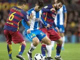 El centrocampista del Espanyol Marco Asensio, presionado por Dani Alves y Arda Turan.