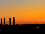 Vista general del parque empresarial Cuatro Torres de Madrid a primera hora de este jueves. Aunque la 'boina' persiste por el buen tiempo, los niveles de dióxido de nitrógeno han caído y la ciudad encadena una semana sin restricciones al tráfico por contaminación