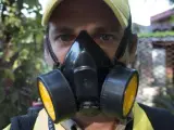 Un operario fumigando contra el virus zyka en Paraguay.