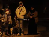Familias sirias esperando permiso para salir de la ciudad sitiada de Madaya.
