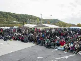 Decenas de migrantes esperan en la frontera entre Eslovenia y Austria cerca de Spielfeld.