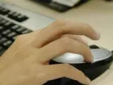 Una persona trabaja con el rat&oacute;n de su ordenador.