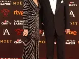 El Premio Nobel de Literatura, Mario Vargas Llosa, y su pareja, Isabel Preysler, con un elegante traje de noche, posan en el photocall de los Goya 2016.