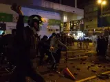 Decenas de manifestantes se enfrentan a la policía en Hong Kong contra la redada de la venta de comida ilegal.