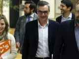 La comisi&oacute;n negociadora de Ciudadanos, con Jos&eacute; Manuel Villegas en el centro, entra a la reuni&oacute;n con sus hom&oacute;logos del PSOE.