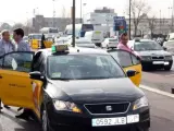 Los taxistas de Barcelona trabajan a destajo este lunes por la mañana, primera jornada del Mobile World Congress 2016, marcada por la huelga de los trabajadores del metro de Barcelona.