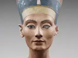 Vista frontal del busto coloreado de Nefertiti, reina de la 18ª dinastía egipcia