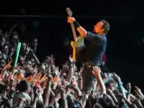 Bruce Springsteen, acompa&ntilde;ado por la E Street Band, durante su &uacute;ltimo concierto en Espa&ntilde;a, ofrecido en el estadio de El Molin&oacute;n, Gij&oacute;n, en 2013.