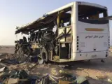Los restos de un autobús permanecen desperdigados cerca de la ciudad turística de Sharm al Sheij, en la región desértica del sur de la península del Sinaí (Egipto).