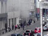 Una columna de humo sale de la estaci&oacute;n de metro de Maelbeek, en Bruselas. En su interior, podr&iacute;a haber explotado otra bomba.