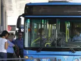 Viajeros entrando en un autob&uacute;s de la EMT de Madrid, en el intercambiador de Plaza de Castilla.