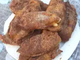 Un plato de paparajotes, un postre típico de Murcia hecho con una hoja de limonero, que no se come, cubierta con una masa de harina y huevo que se fríe y espolvorea con azúcar y canela.