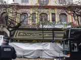 Agentes de policía franceses restablecen el tráfico frente a la sala de fiestas Bataclan, uno de los escenarios de los atentados de París.