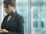 Un mujer consultando su smartphone