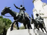 Las esculturas de don Quijote y Sancho en la madrileña Plaza de España, ante la figura de su creador.