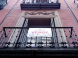 El cartel de &quot;Se vende&quot; en el balc&oacute;n de un piso de Madrid.