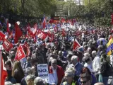 Miles de personas participan en la manifestaci&oacute;n de Madrid del 1 de mayo, convocada por CC OO y UGT.