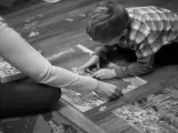 Niño jugando con un puzzle