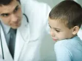 Un niño, en la consulta de un médico.