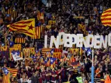 Banderas 'esteladas' y gritos de independencia en el Camp Nou.