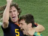 Puyol y Casillas celebran la consecución del Mundial de Sudáfrica.