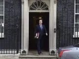Cameron, saliendo por &uacute;ltima vez de la residencia oficial de Downing Street para acudir a su &uacute;ltima sesi&oacute;n en la C&aacute;mara de los Comunes.