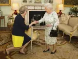 La reina Isabel II recibe a Theresa May en el palacio de Buckingham en Londres.