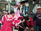 Un grupo de jóvenes celebran su despedida de soltero en Granada, una de las ciudades que ha prometido mano dura contra los "actos incívicos" de estas celebraciones.