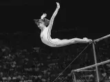 Fue evaluada con un 10 en el a&ntilde;o de 1976 al completar su rutina obligatoria de barras paralelas asim&eacute;tricas, durante las olimpiadas de Montreal. Fue la primera rutina perfecta para una gimnasta en toda la historia de los Juegos Ol&iacute;mpicos.