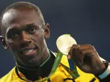 Usain Bolt, en el momento en el que ha recibido la medalla de oro tras ganar la prueba de 100 metros en los Juegos Ol&iacute;mpicos de R&iacute;o de Janeiro.