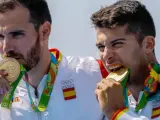 Saul Craviotto y Cristian Toro posan con sus medallas de oro de la competencia de kayak K2 de 200 m masculino.