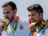 Saul Craviotto y Cristian Toro posan con sus medallas de oro de la competencia de kayak K2 de 200 m masculino.