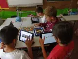 Ni&ntilde;os utilizando su tableta para clase en un colegio.