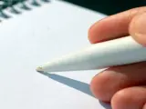 Una persona que escribe a mano.