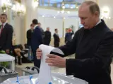 Vladimir Putin vota en las elecciones para constituir la Duma o cámara baja.