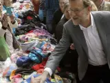 Mariano Rajoy saluda a los comerciantes de una mercado con motivo de la campa&ntilde;a de&ntilde; 25-S pero sin la presencia del candidato, Alberto Nu&ntilde;ez Feij&oacute;o.