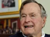 Foto del 29 de marzo de 2012 del expresidente estadounidense George H.W. Bush en su oficina en Houston, Texas.