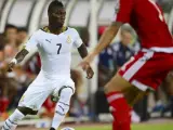 El jugador de Ghana Christian Atsu (i) disputa el balón con Reuban Belima (d) de Guinea Ecuatorial durante las semifinales de la Copa África 2015.
