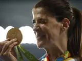 La atleta española Ruth Beitia guiña el ojo con su medalla de oro en salto de longitud.