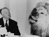 Alfred Hitchcock tomando t&eacute; con el le&oacute;n de la Metro Goldwyn Mayer.