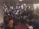 Los ultras del Besiktas y el N&aacute;poles se enzarzaron en una multitudinaria pelea dentro del metro, horas antes del partido que enfrentaba a sus respectivos equipos en Champions League.